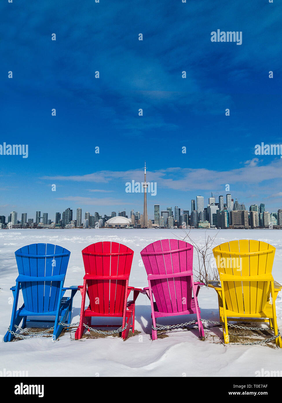Vista di Toronto skyline della città visto formare isole di Toronto con colorate sedie Foto Stock