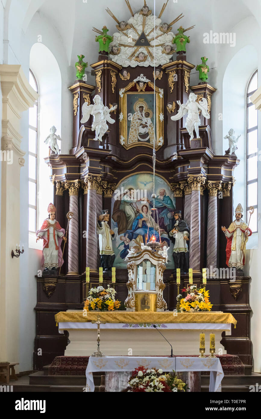 Altare in una chiesa cattolica in Bielorussia. Vi è un qualche rumore digitale, girato a sensibilità ISO elevata Foto Stock