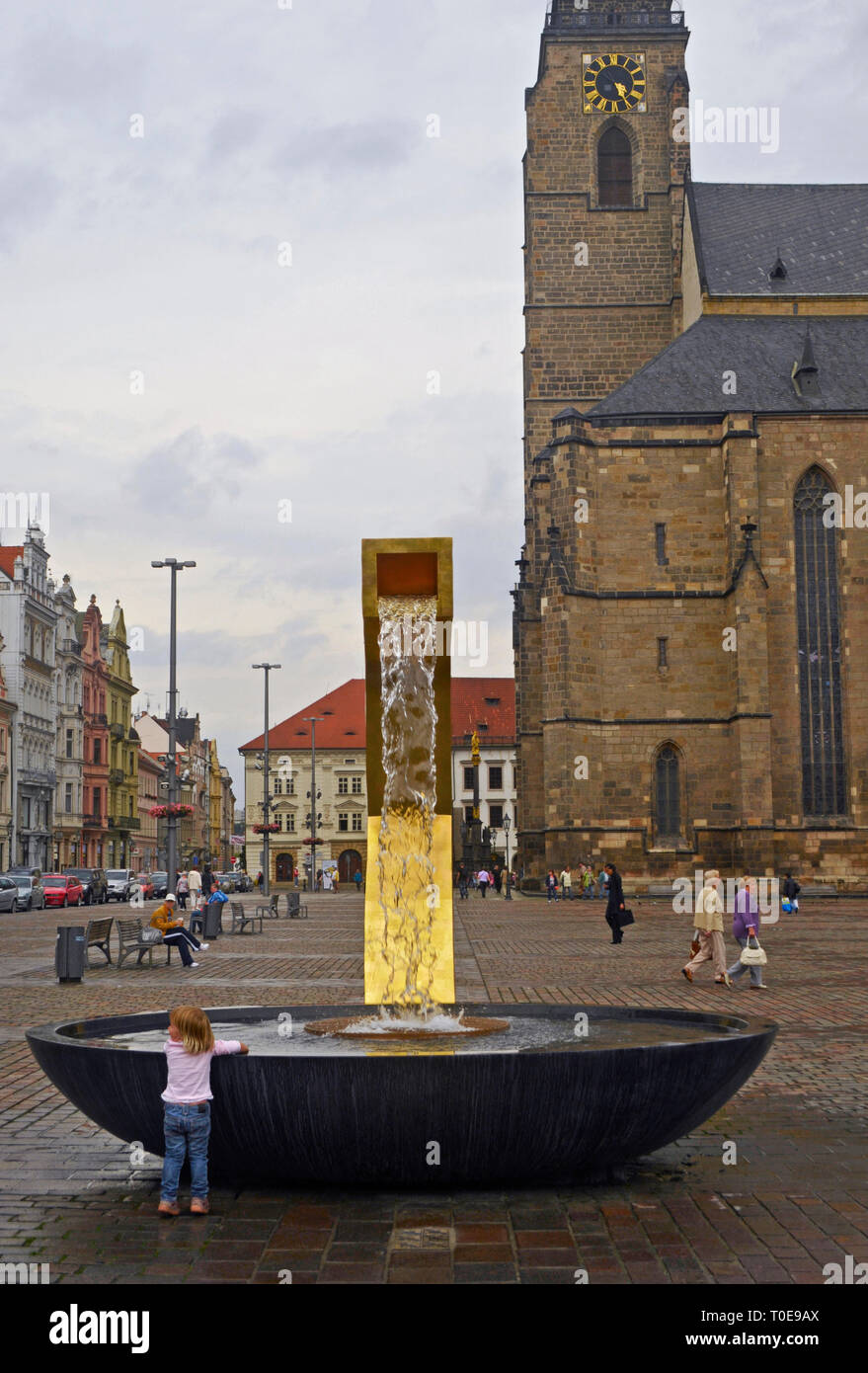 Un bambino da la fontana d'oro nella principale Piazza Namesti Republiky in Plzen, Repubblica Ceca Foto Stock