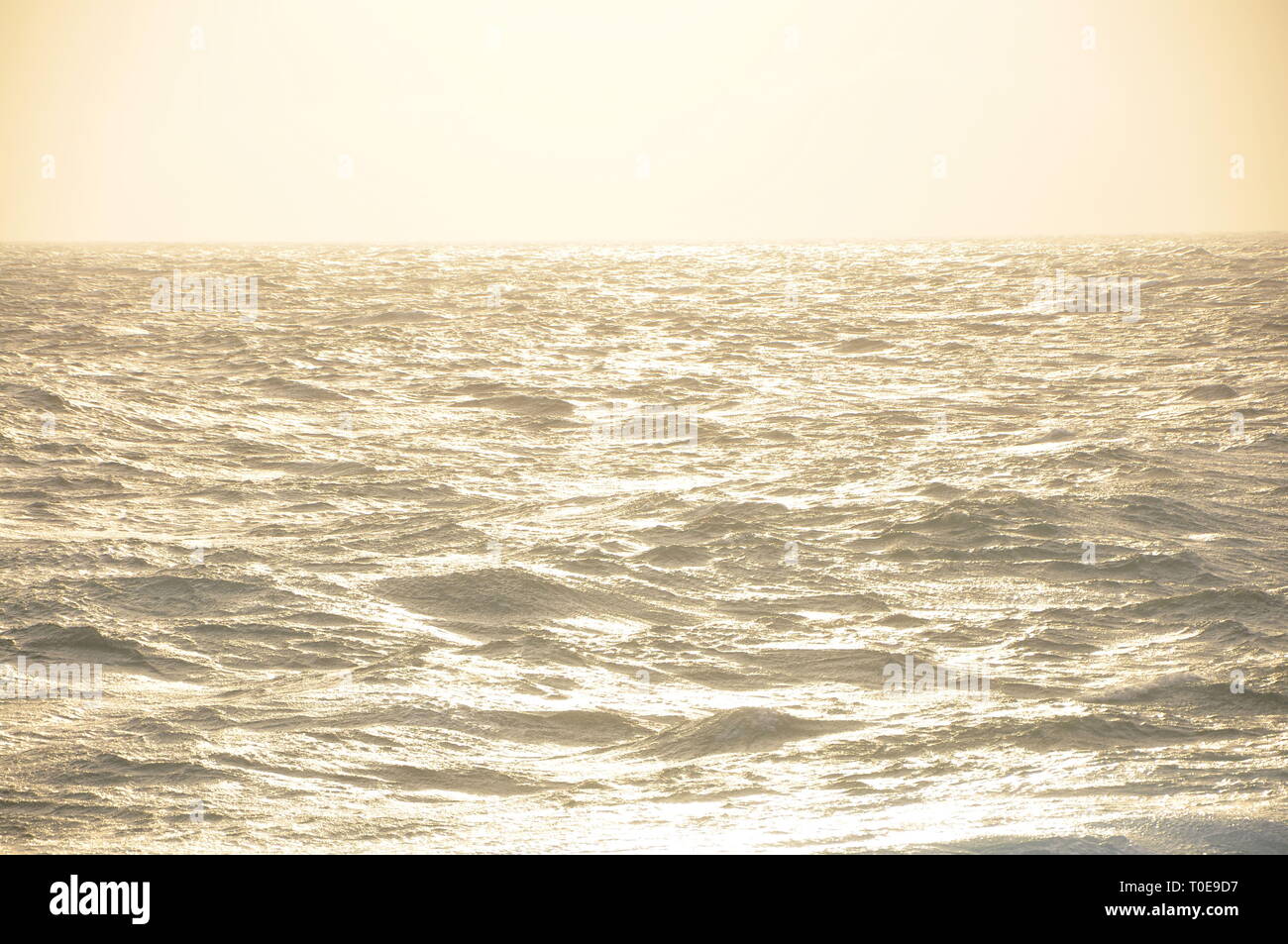 Grandi onde nel mare Adriatico vicino alla città di Mali Losinj, Croazia Foto Stock
