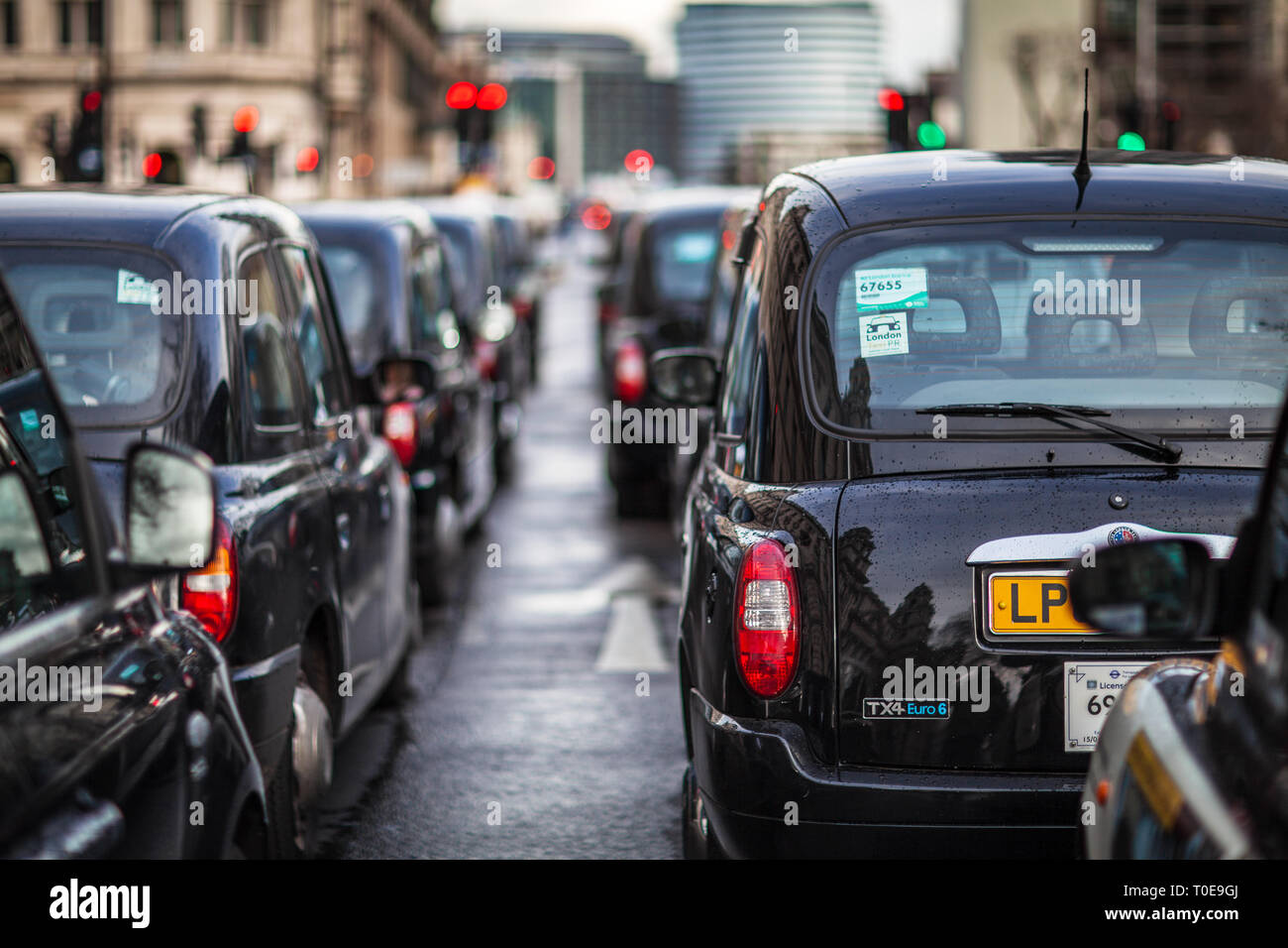 Londra Taxi Coda - London Taxi coda nella Westminster nel centro di Londra London Black Cabs. Foto Stock