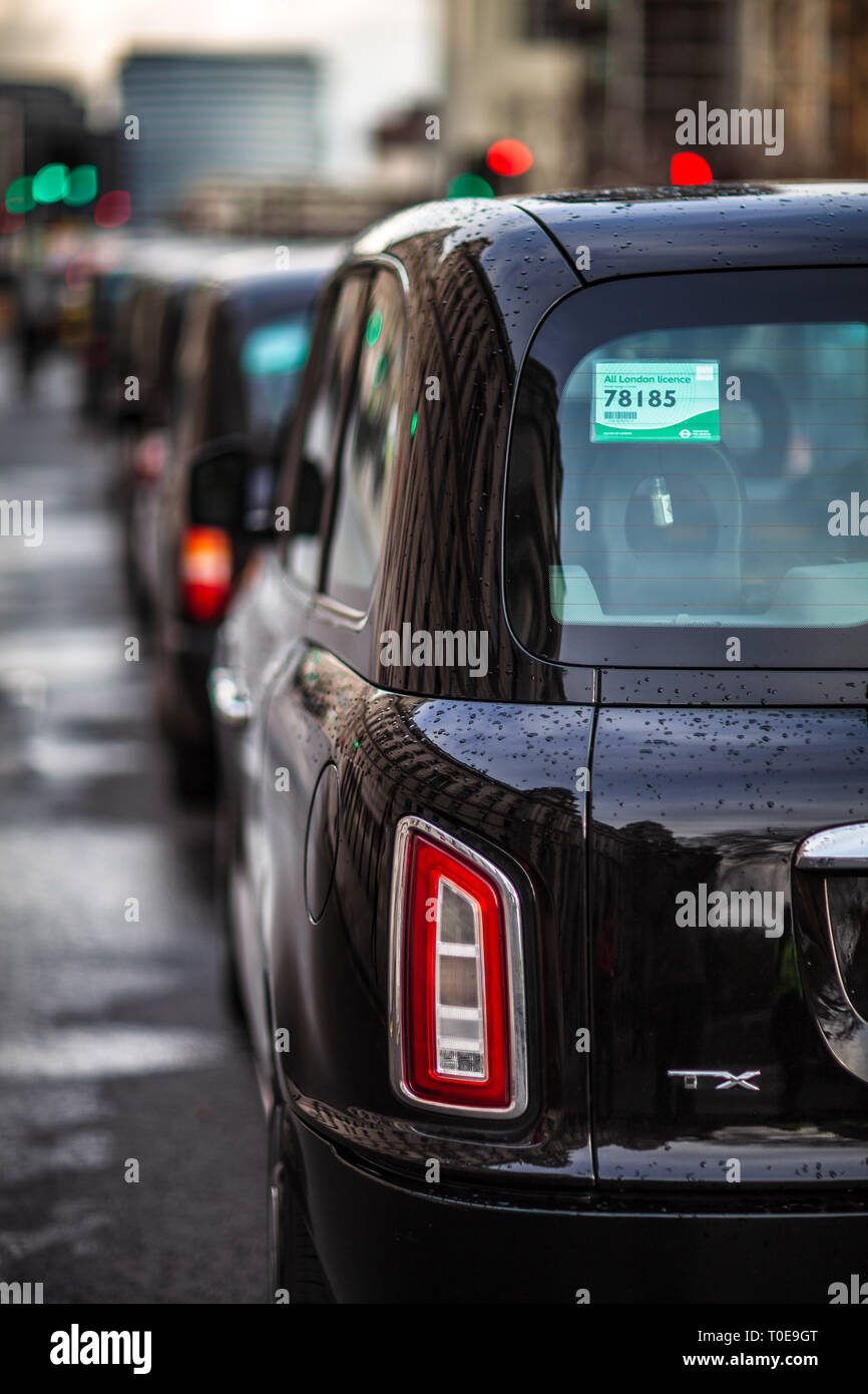 Londra Taxi Coda - London Taxi coda nella Westminster nel centro di Londra London Black Cabs. Foto Stock