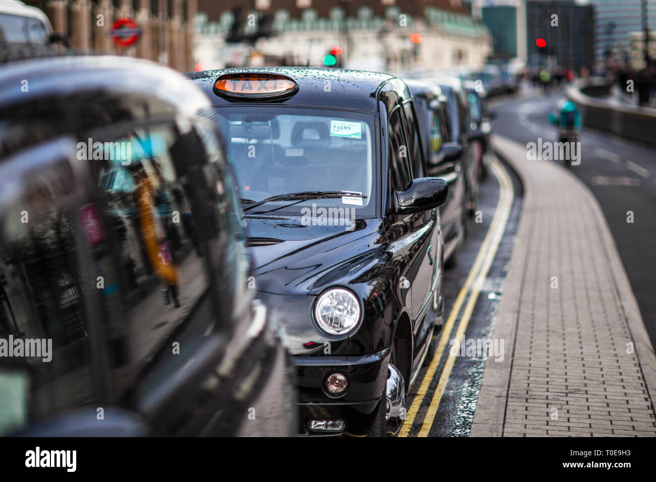 Londra Taxi Coda - London Taxi coda nella Westminster nel centro di Londra London Black Cabs. Foto Stock