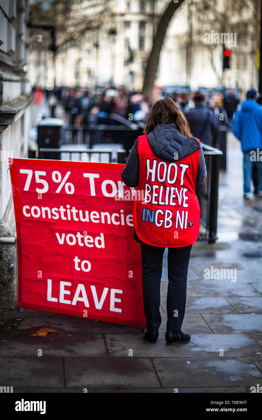 Brexit - Brexit lasciare sostenitori protesta a Whitehall nel centro di Londra vicino a Downing Street Foto Stock