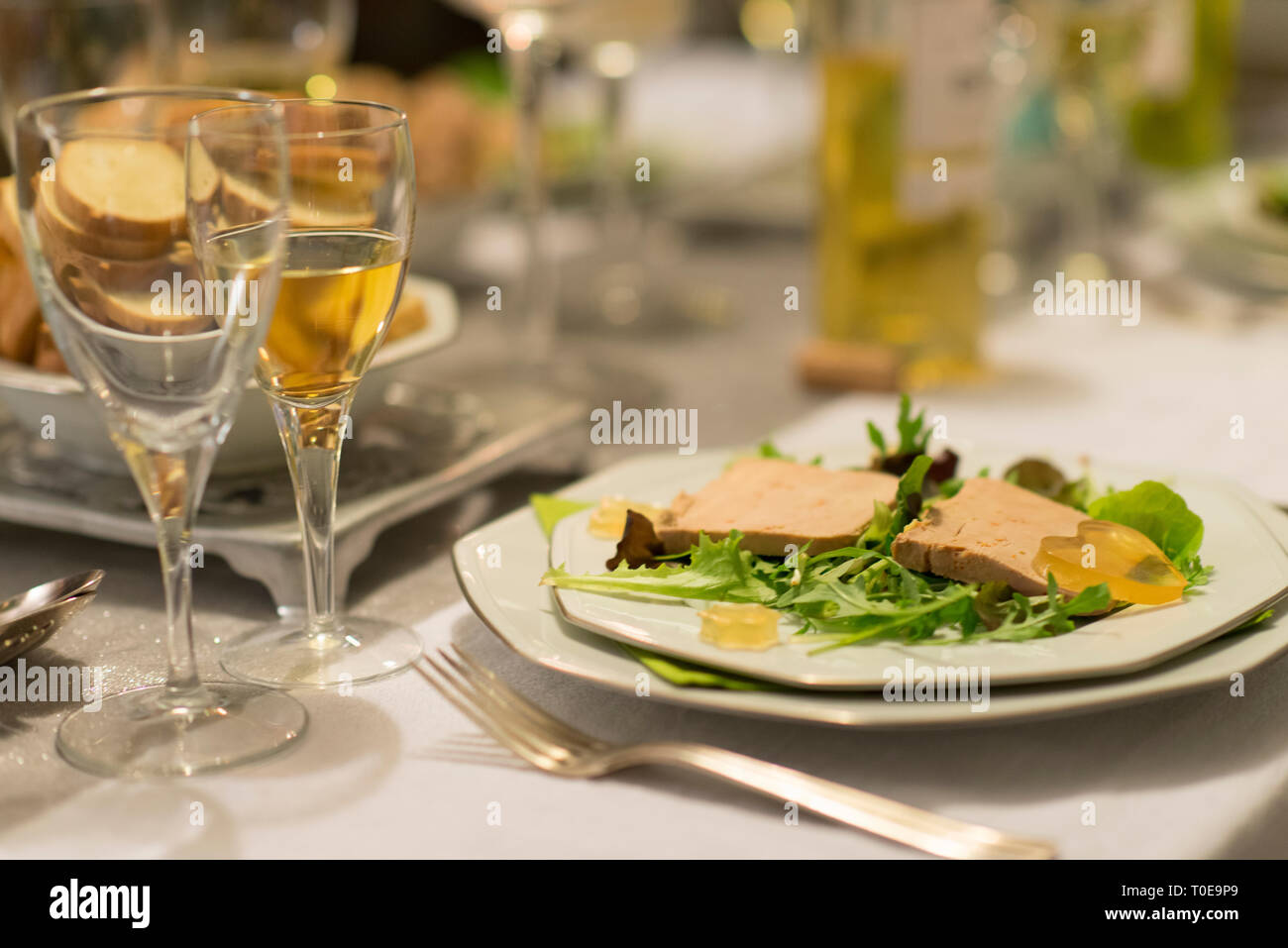 Il Foie gras su insalata e vino bianco dolce per la cena di Natale è una specialità francese per la festosa celebrazione di Natale Foto Stock