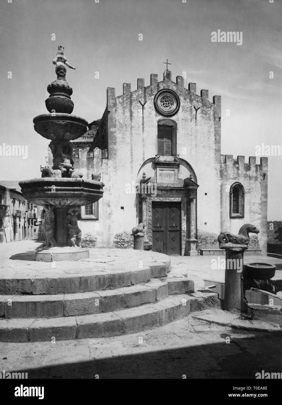 L'Italia, sicilia, Taormina, piazza Duomo, 1920-30 Foto Stock