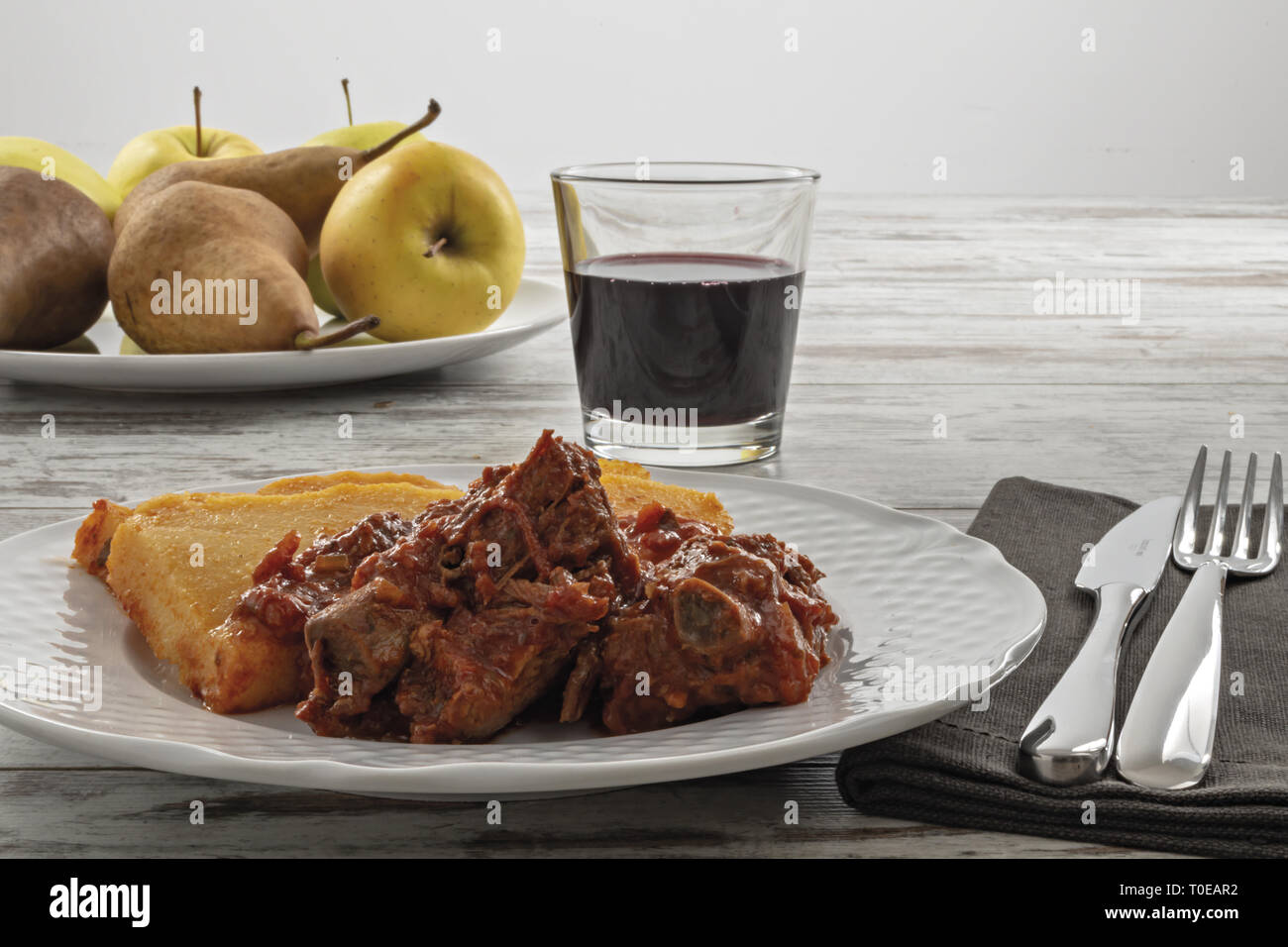 Piatto con polenta e carne al sugo di pomodoro fronte Foto Stock