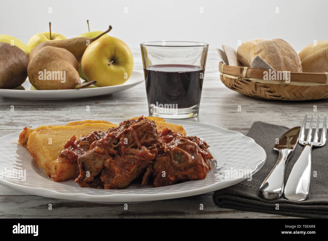Polenta e carne al sugo di pomodoro fronte altra vista Foto Stock