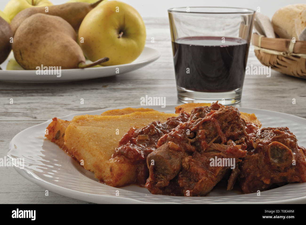 Polenta e carne al sugo di pomodoro fronte. primo piano Foto Stock