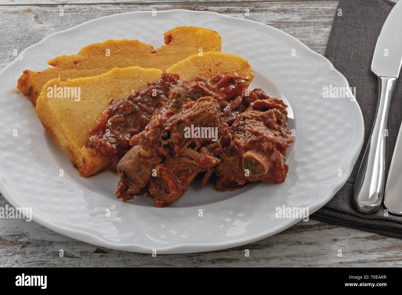 Polenta e carne al sugo di pomodoro da sopra Foto Stock