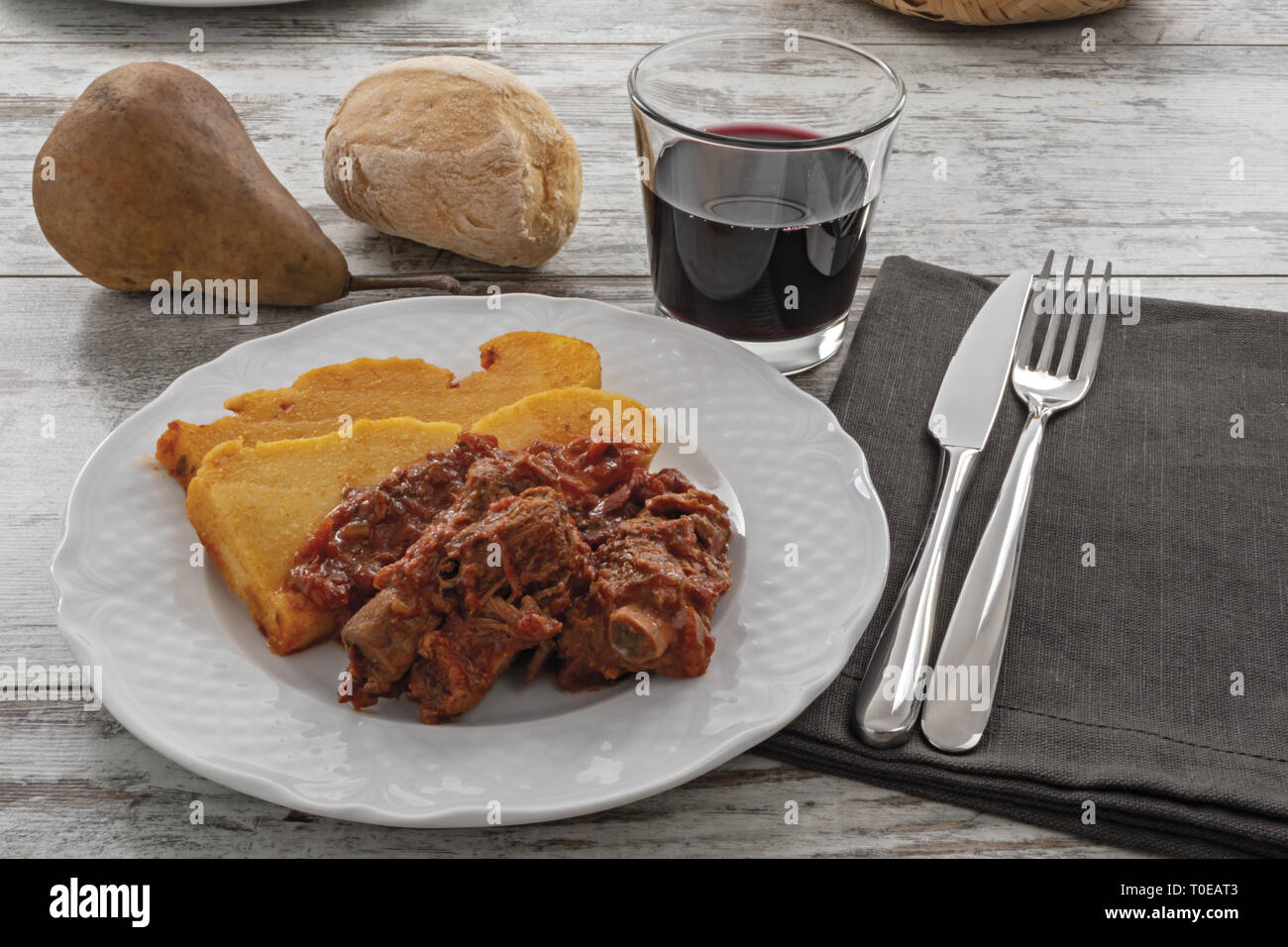 Polenta e carne al sugo di pomodoro da sopra altra vista Foto Stock