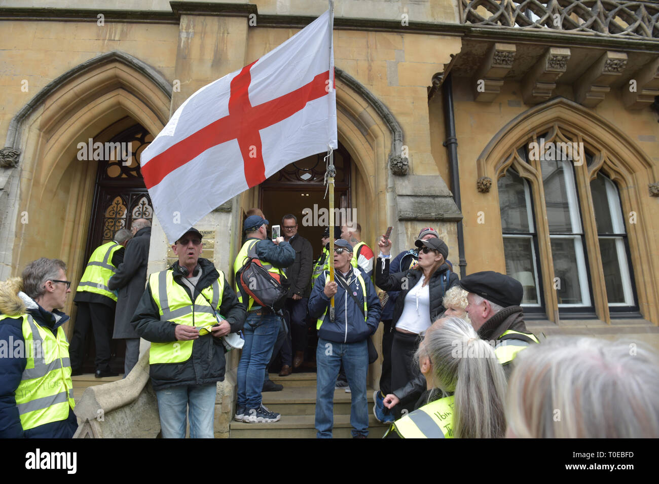 Un gruppo di maglia gialla contestatori fuori dall'Ufficio del Procuratore Generale in Victoria Street a Londra. Foto Stock