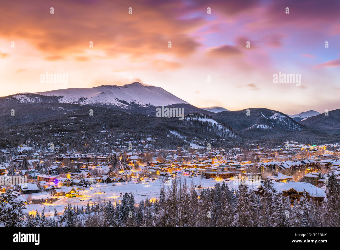 Breckenridge, Colorado, Stati Uniti d'America lo skyline della città in inverno all'alba. Foto Stock