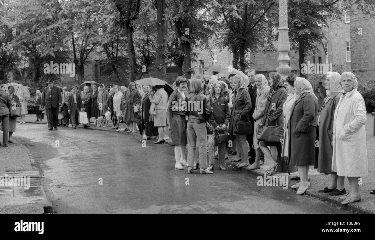 Rolling Stones fans fuori parrocchia Cheltenham chiesa parrocchiale, dove si sono riuniti per il servizio funebre di Brian Jones, ex chitarrista con i Rolling Stones. Foto Stock