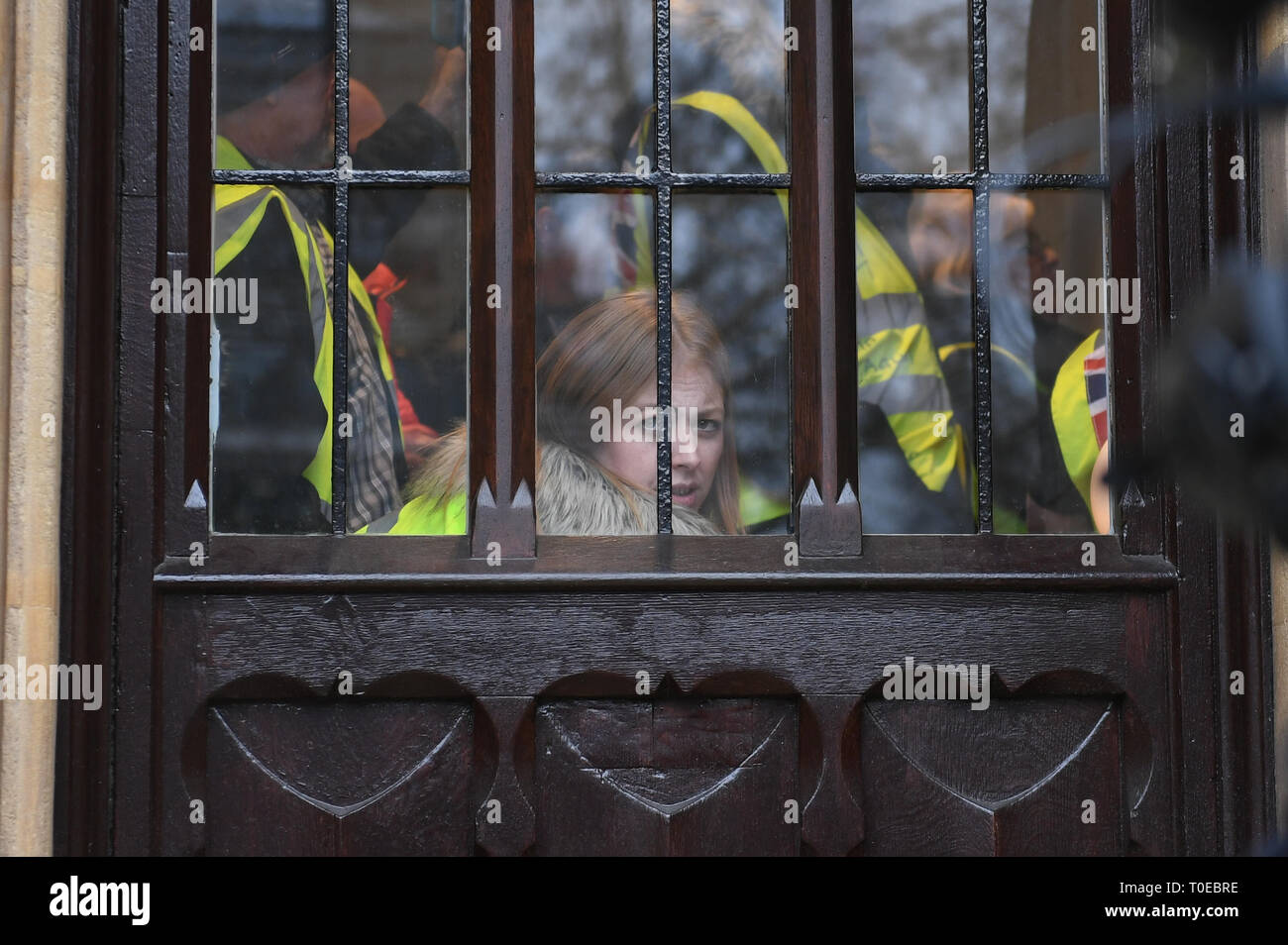 Un gruppo di maglia gialla manifestanti nella finestra dell'Ufficio del Procuratore Generale in Victoria Street a Londra. Foto Stock
