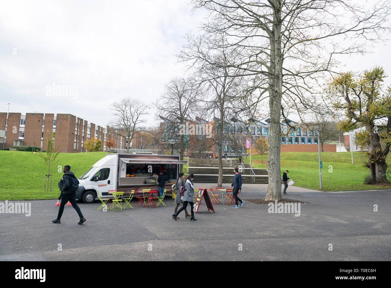 Foto di al di fuori delle aree comuni e gli edifici dell'Università del Sussex a Brighton Foto Stock