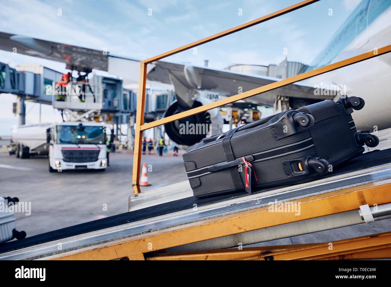 Preparazione prima del volo. Caricamento dei bagagli in aereo contro il rifornimento del velivolo all'aeroporto. Viaggi e concetti del settore. Foto Stock
