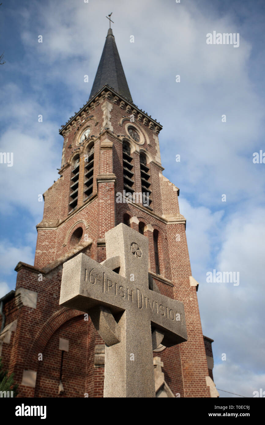 La chiesa e la croce nel villaggio di Guillemont commemorativo del XVI Divisione irlandese che hanno combattuto nella zona durante la prima guerra mondiale Foto Stock