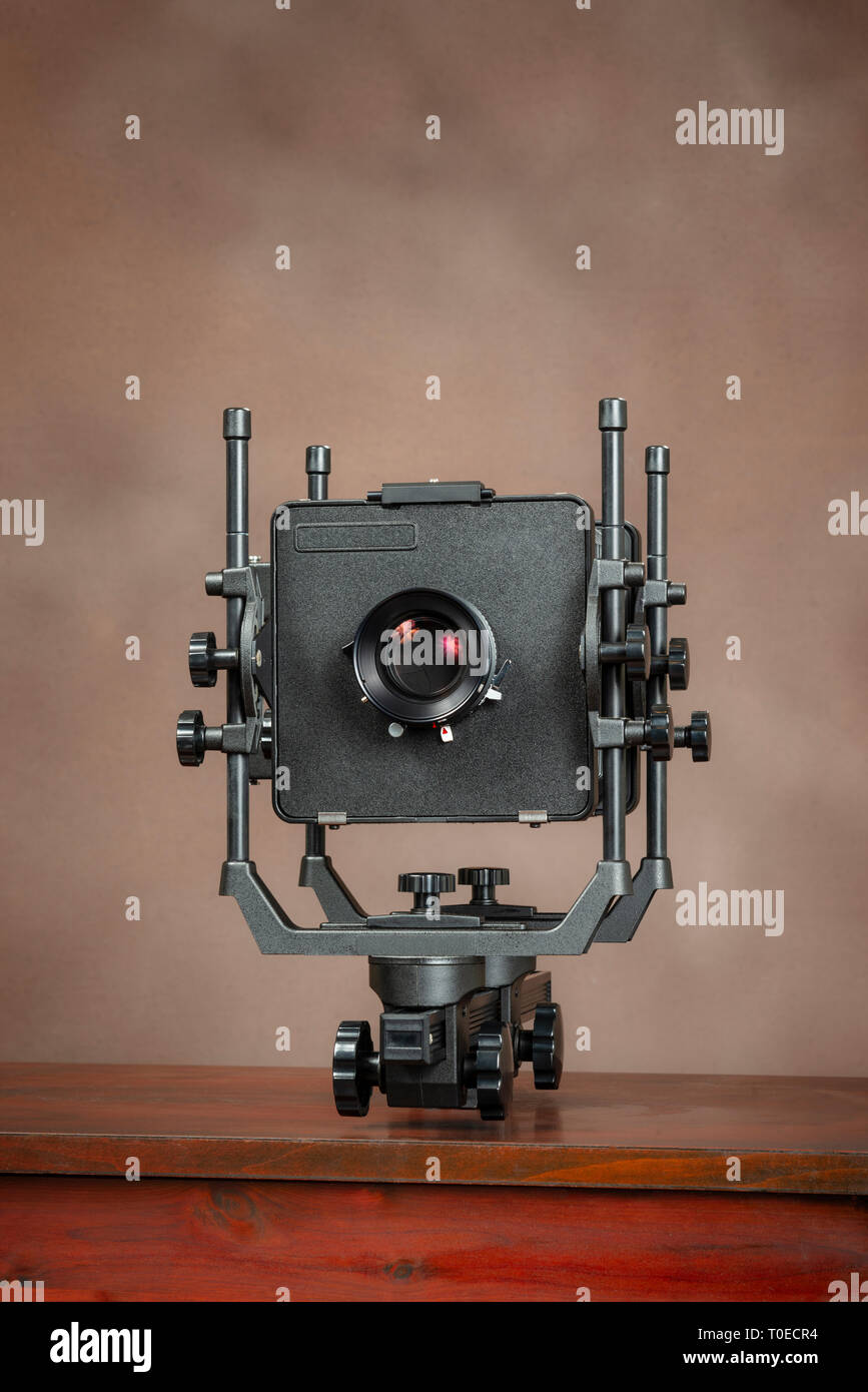 Colpo verticale di un grande professionista Visualizza fotocamera su marrone con copia spazio. Foto Stock Colpo verticale di un grande professionista Visualizza fotocamera su marrone con copia spazio. Foto Stock