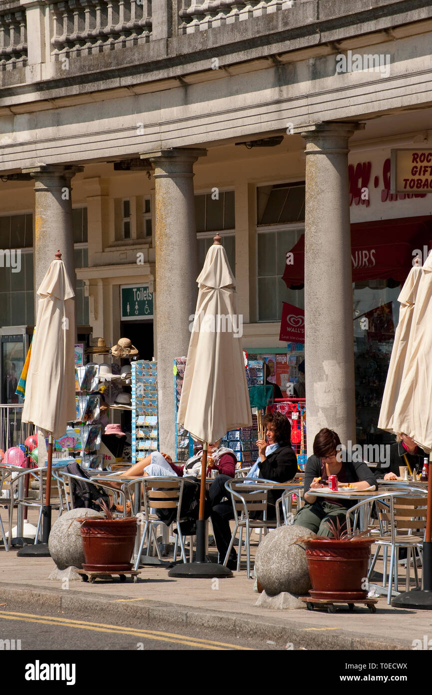 La gente seduta al di fuori di un cafe nella cittadina balneare di Brighton, Sussex, Inghilterra. Foto Stock