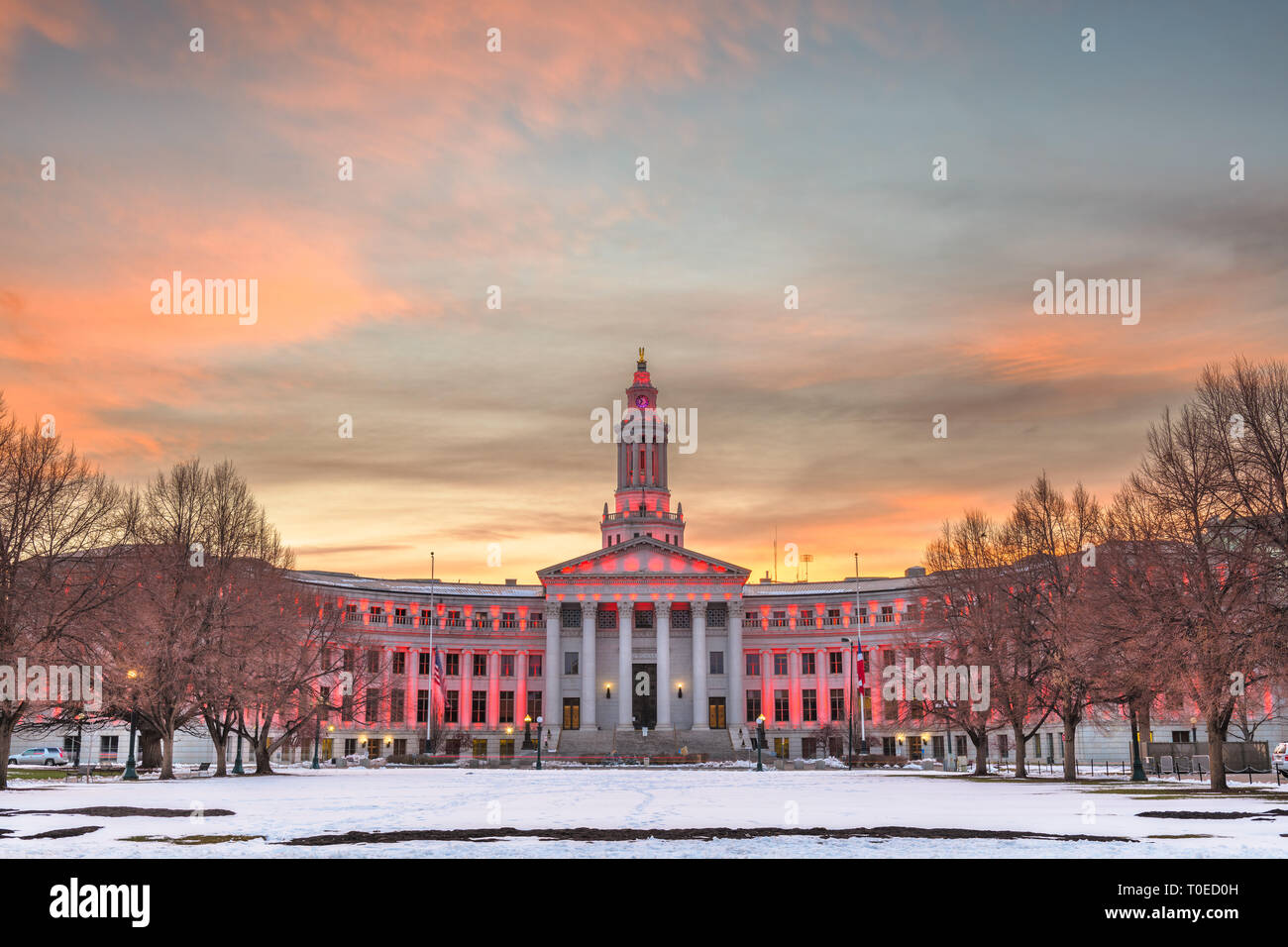 Denver, Colorado, Stati Uniti d'America la città e la contea di edificio al tramonto in inverno. Foto Stock