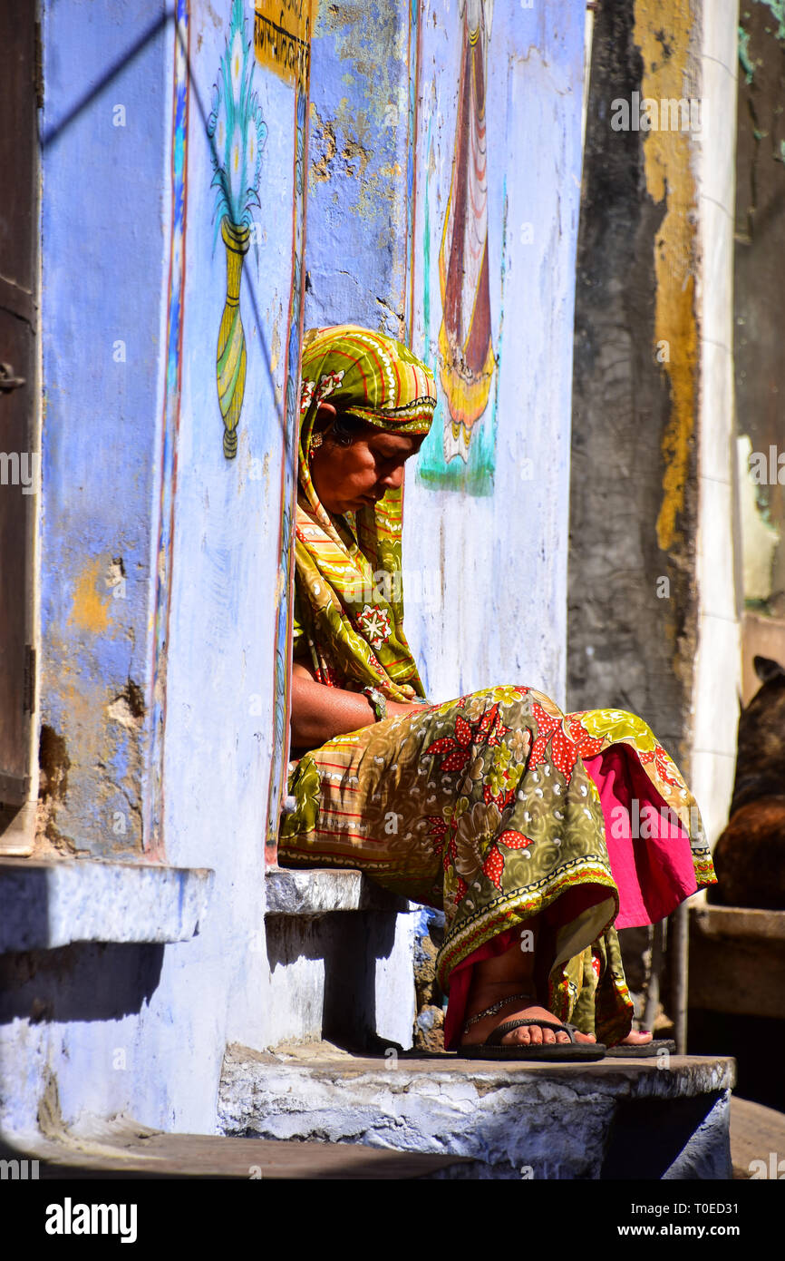 Signora indiana ha una funzione snooze sul passo, Bundi, Rajasthan, India Foto Stock