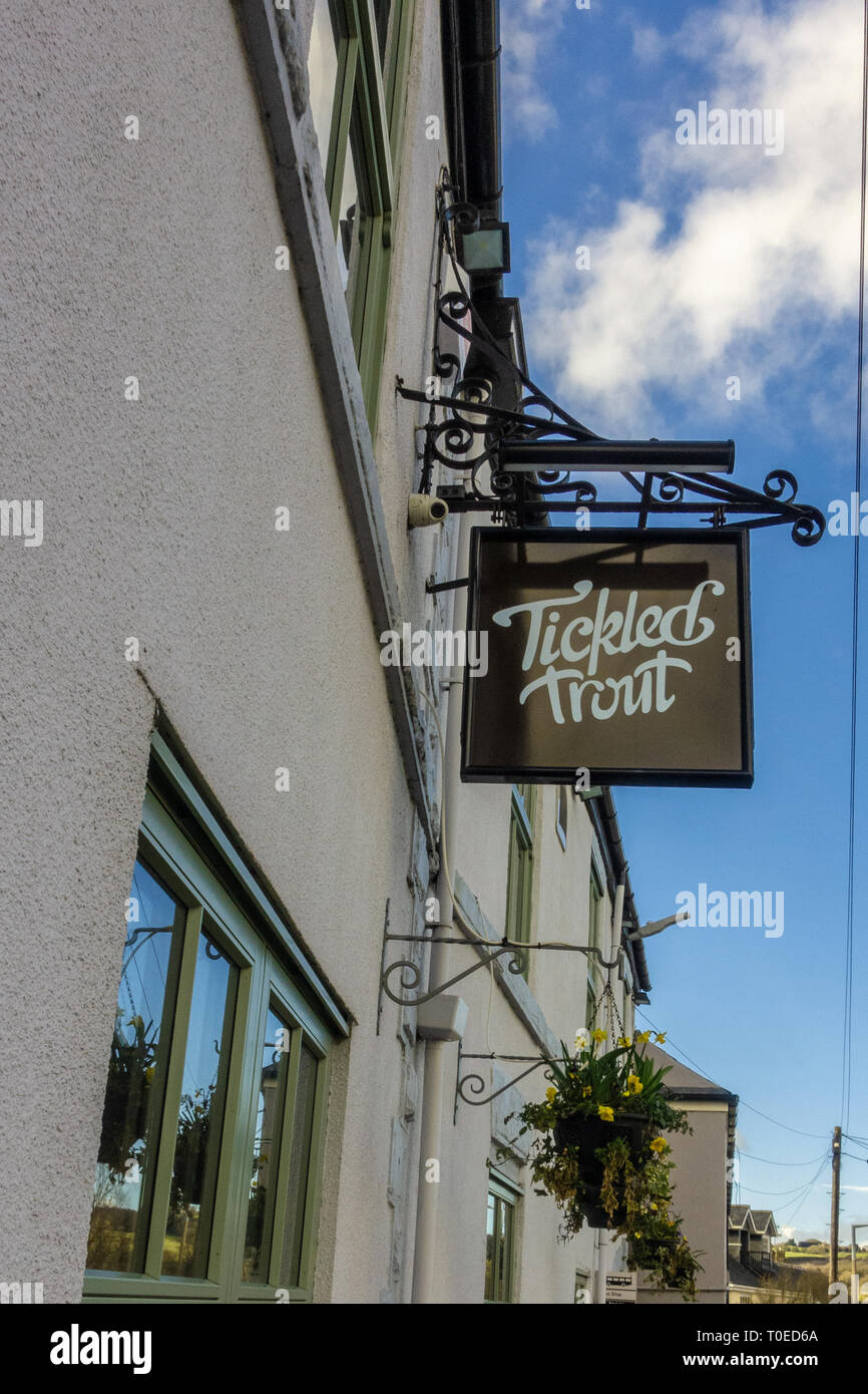 Appeso un cartello pub al Tickled Trout in Barlow, vicino a Chesterfield Foto Stock