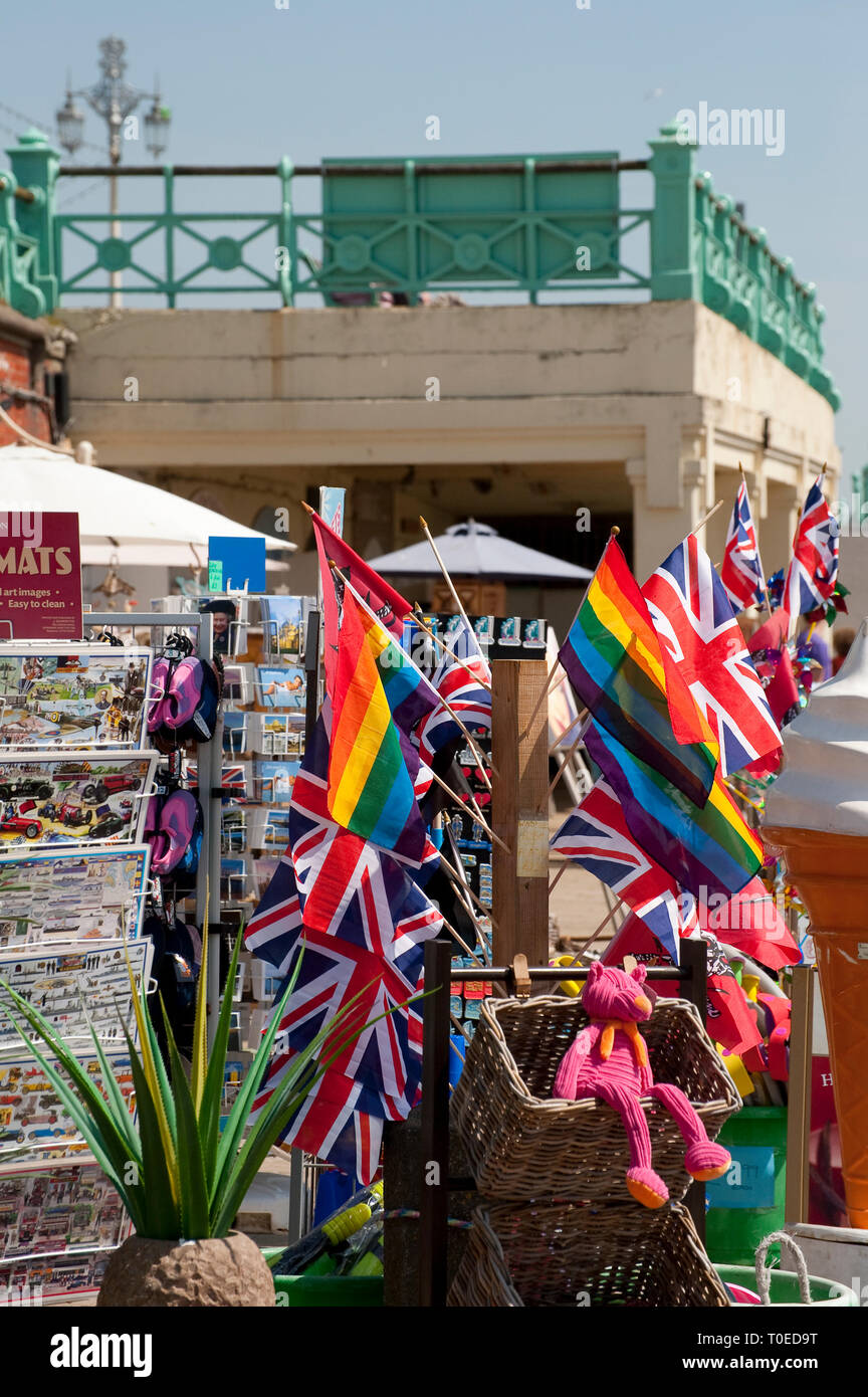 Union Jack flag per la vendita al di fuori di un negozio di souvenir nella cittadina balneare di Brighton, Sussex, Inghilterra. Foto Stock