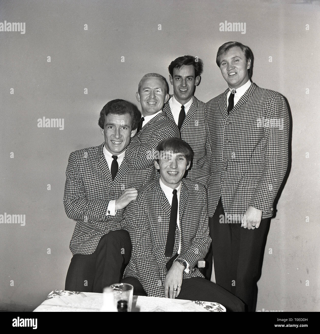 1964, la musica pop, membri del il Barron cavalieri rappresentano per la loro immagine. Il gruppo, originariamente formata nel 1959 in Leighton Buzzard come "i cavalieri della Tavola Rotonda", erano un british pop rock group che ha trovato fama nei primi anni sessanta la riproduzione di "ironico" canzoni pop. Foto Stock