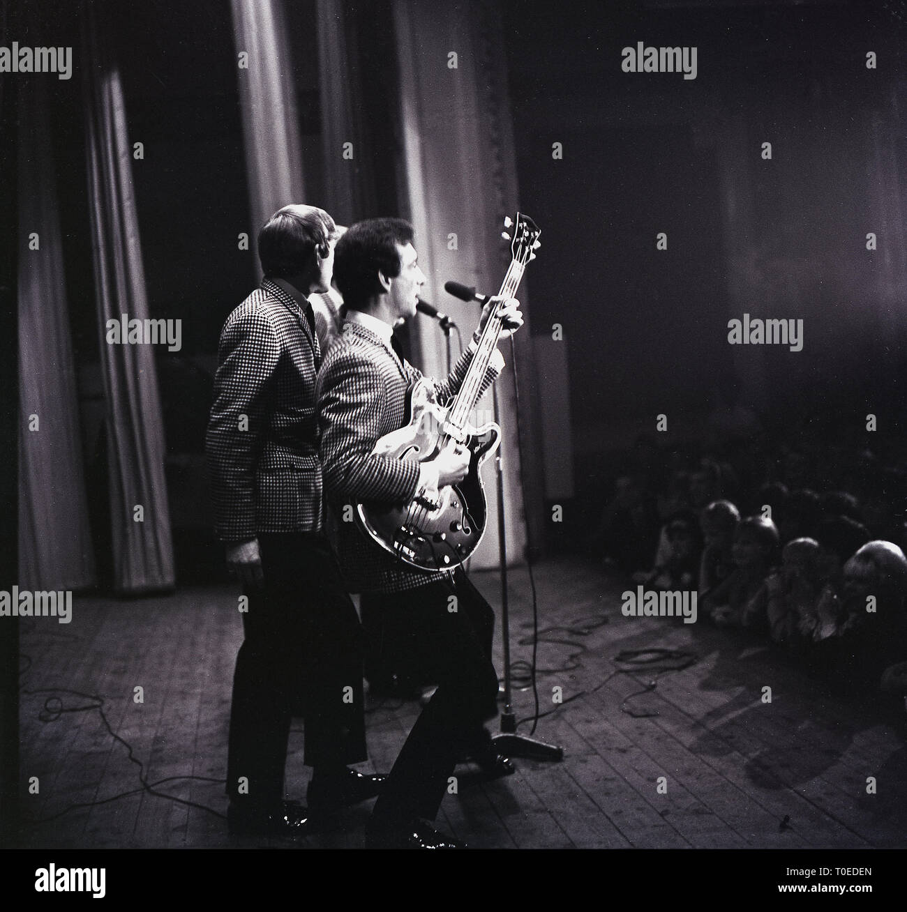 1964, la musica pop, il Barron Cavalieri sul palco a suonare al gruppo di Borough Hall (BAH), Aylesbury, Inghilterra, Regno Unito. Il gruppo, originariamente formata nel 1959 in Leighton Buzzard come "i cavalieri della Tavola Rotonda", erano un british pop rock gruppo che ha trovato fama giocando "ironico" canzoni pop. Foto Stock