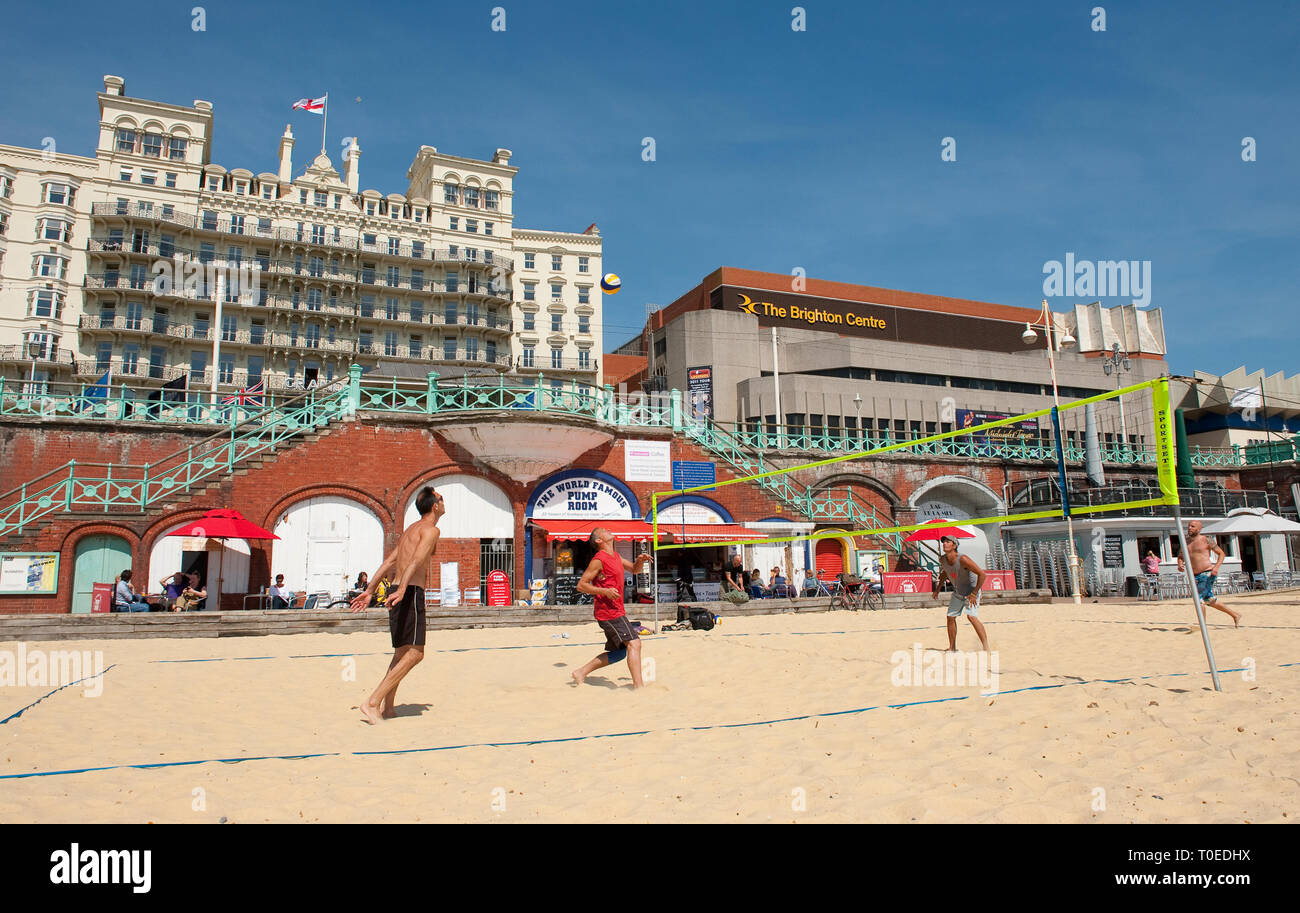 Persone che giocano a pallavolo sulla spiaggia della località balneare di Brighton, Sussex, Inghilterra. Foto Stock