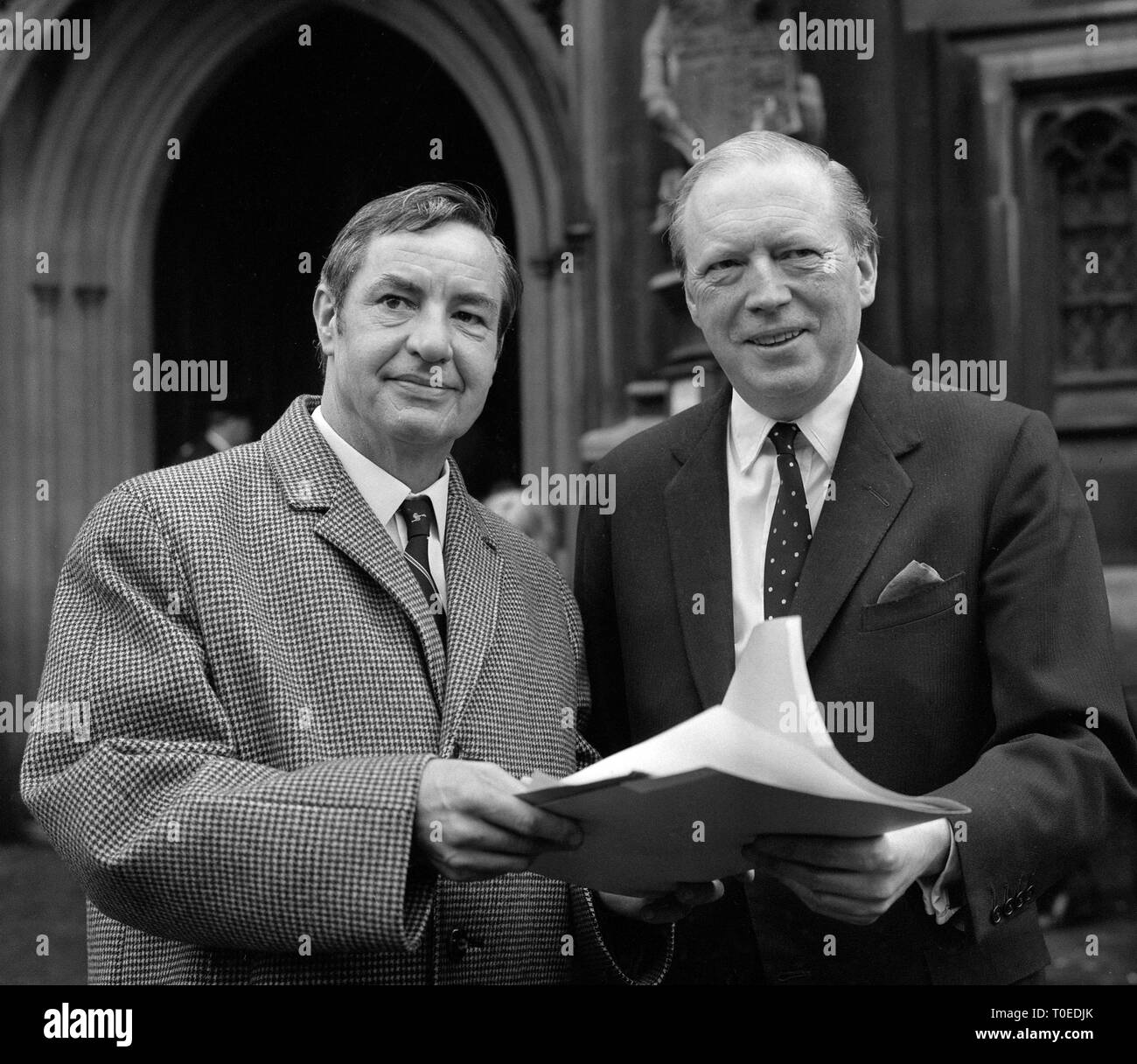 Airey Neave (r), MP per Abingdon, e signore Ted Willis al di fuori della sede del Parlamento. Signore Willis è un'azienda Willis World Wide Productions ha acquistato i diritti del film per il signor Neave il libro della sua attività bellica. Foto Stock