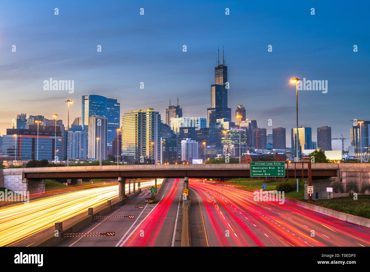 Chicago, Illinois, Stati Uniti d'America skyline del centro su autostrade al crepuscolo. Foto Stock