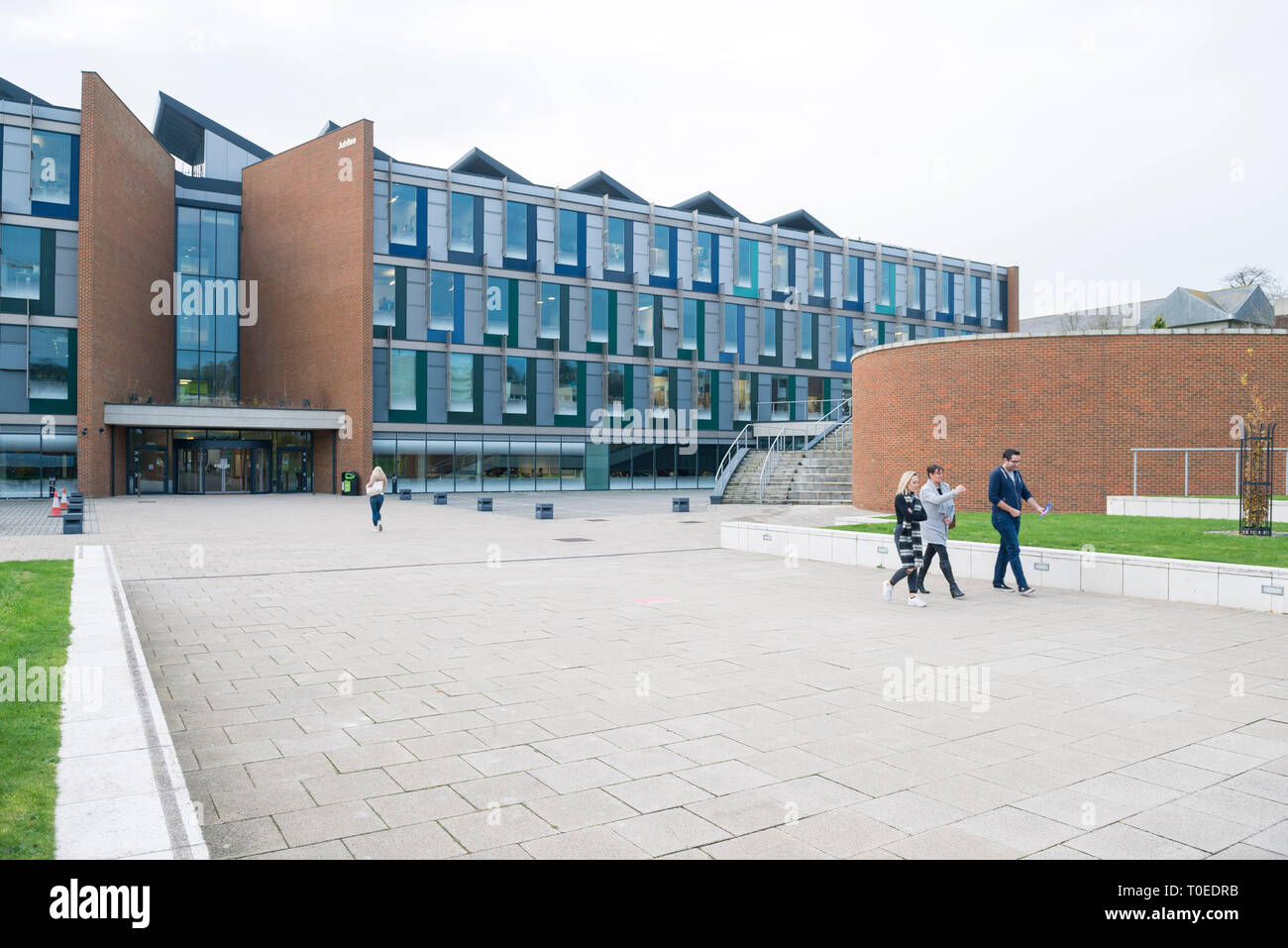 Foto di al di fuori delle aree comuni e gli edifici dell'Università del Sussex a Brighton Foto Stock