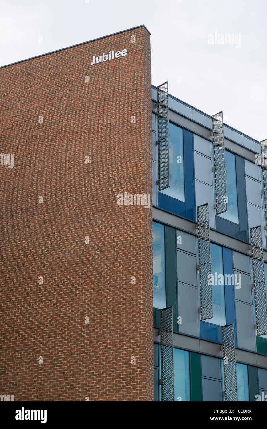Foto di al di fuori delle aree comuni e gli edifici dell'Università del Sussex a Brighton Foto Stock