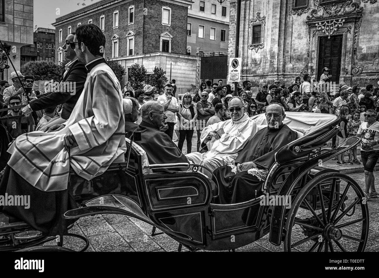 Italia Basilicata della Madonna della Bruna viene portata in processione alla chiesa di Piccianello, accanto al carrello su cui si trova a Matera, Italia Foto Stock