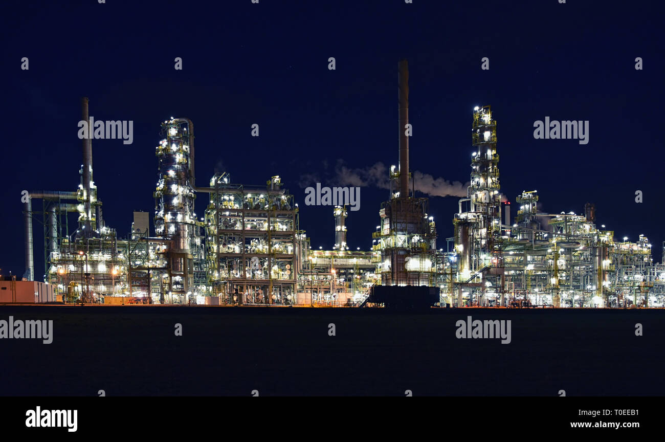 - Raffineria fabbrica chimica di notte con edifici, gasdotti e illuminazione - impianto industriale Foto Stock