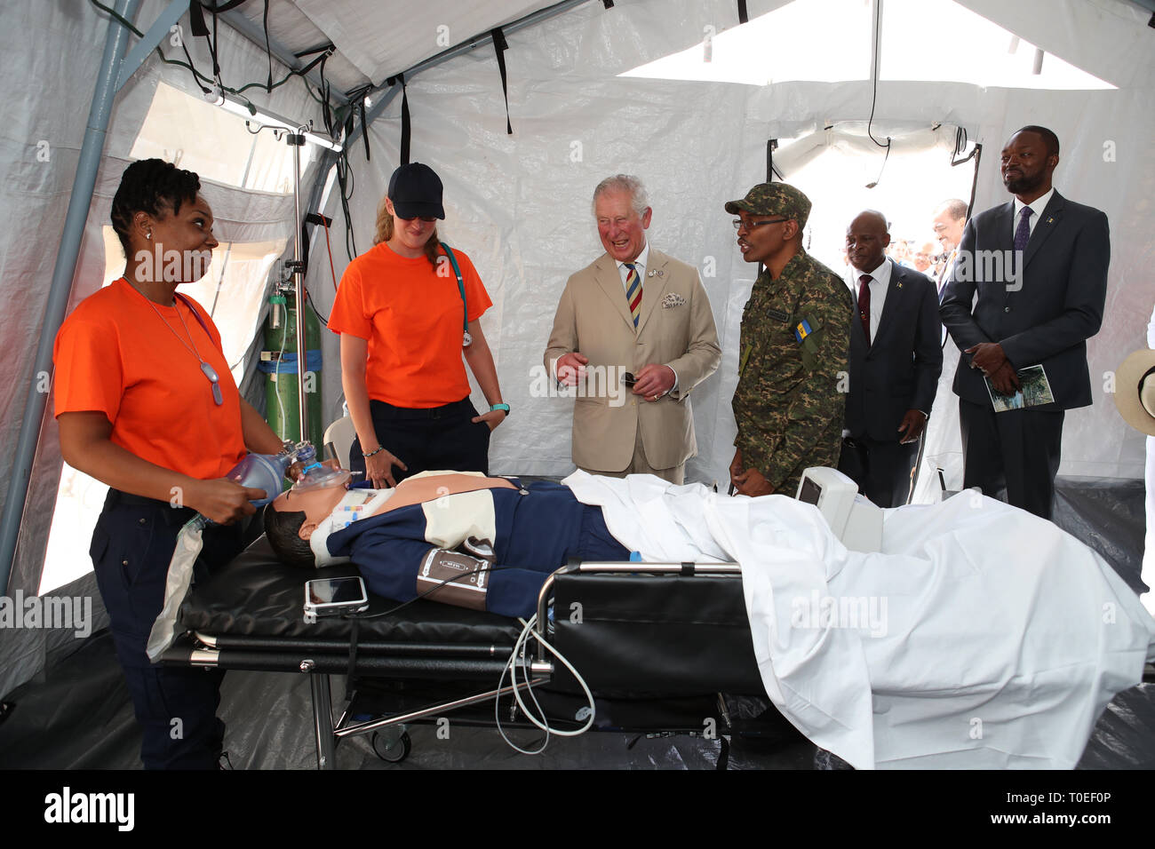 Il Principe di Galles che frequentano un ospedale da campo e la risposta di uragano dimostrazione a Garrison Savannah, Bridgetown, Barbados, come egli continua il suo tour dei Caraibi. Foto Stock