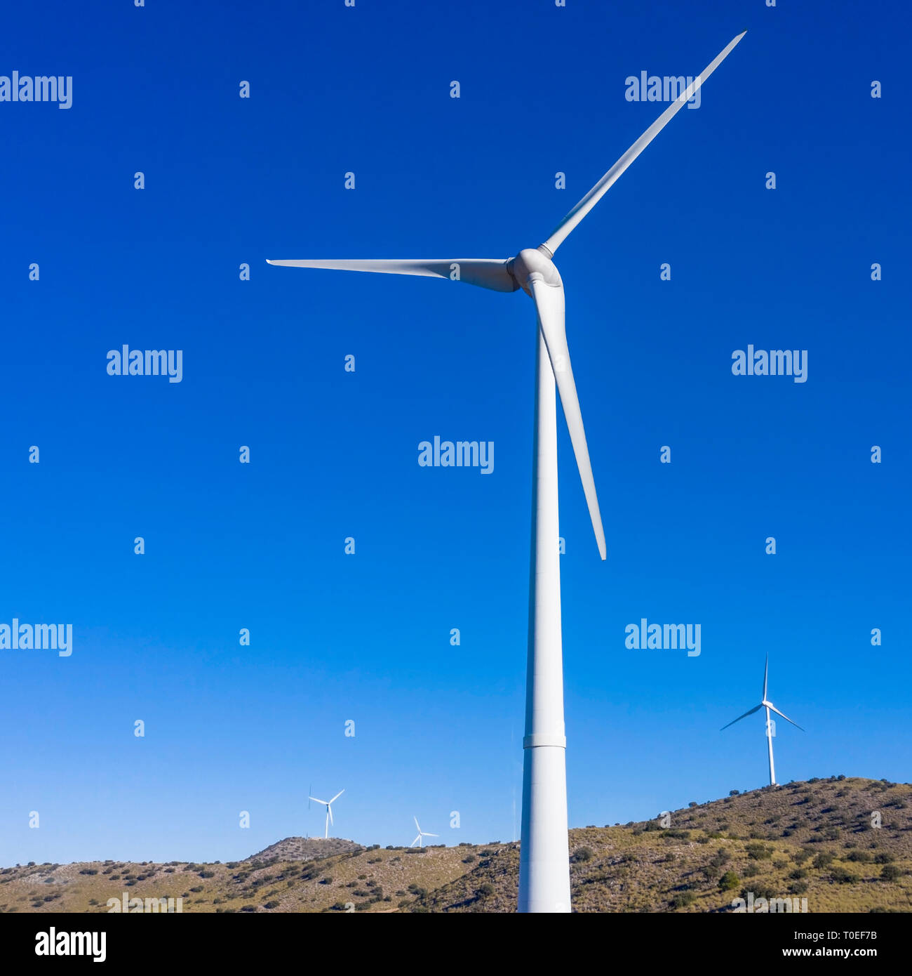 Gruppo di turbina eolica con un semplice cielo azzurro sfondo per spazio copia shot dal di sopra Foto Stock