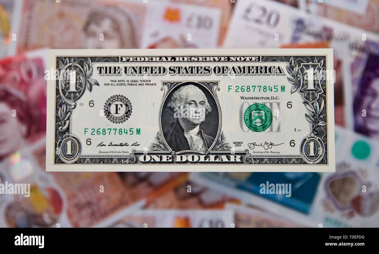 Stati Uniti un dollaro con British banconote in background Foto Stock