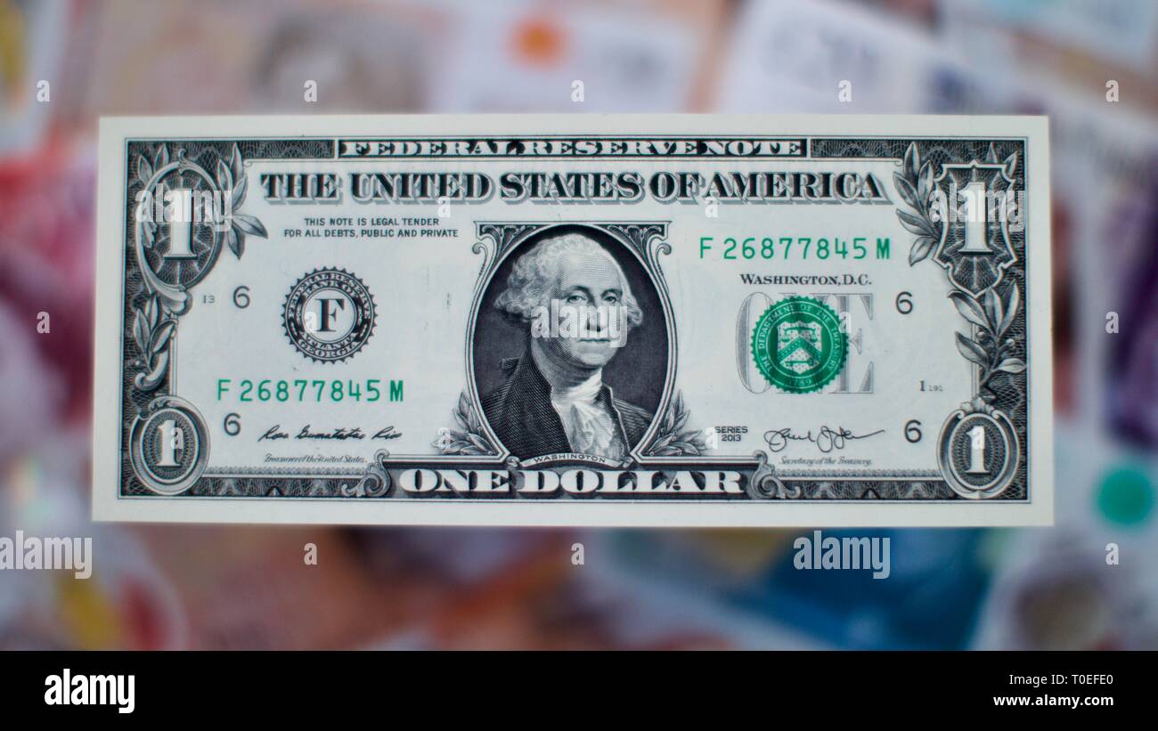 Stati Uniti un dollaro con British banconote in background Foto Stock