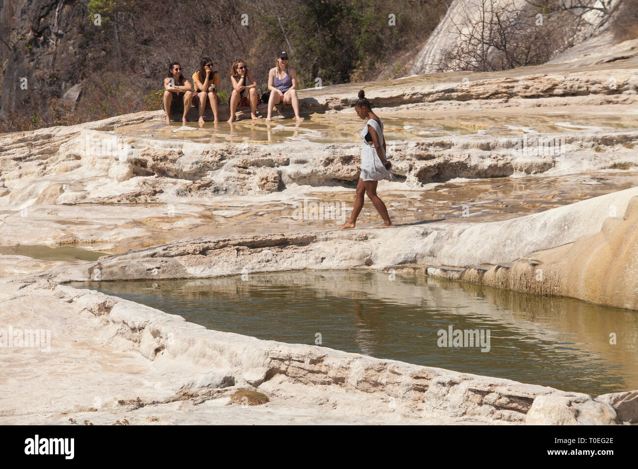 Le persone intorno a una piscina di acqua di Hierve el Agua in Roaguía, Oaxaca, Messico, 11 marzo 2019. Alto in calcio le sorgenti di montagna ricoprire la montagna. Foto Stock