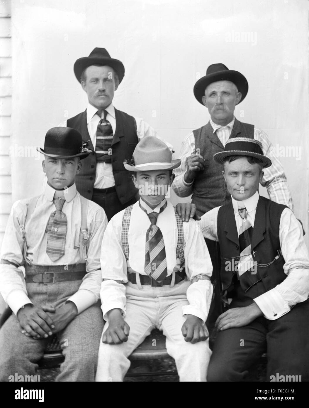 Cinque uomini di varie età hanno una pista difficile guardare a loro per un ritratto, ca. 1900. Foto Stock
