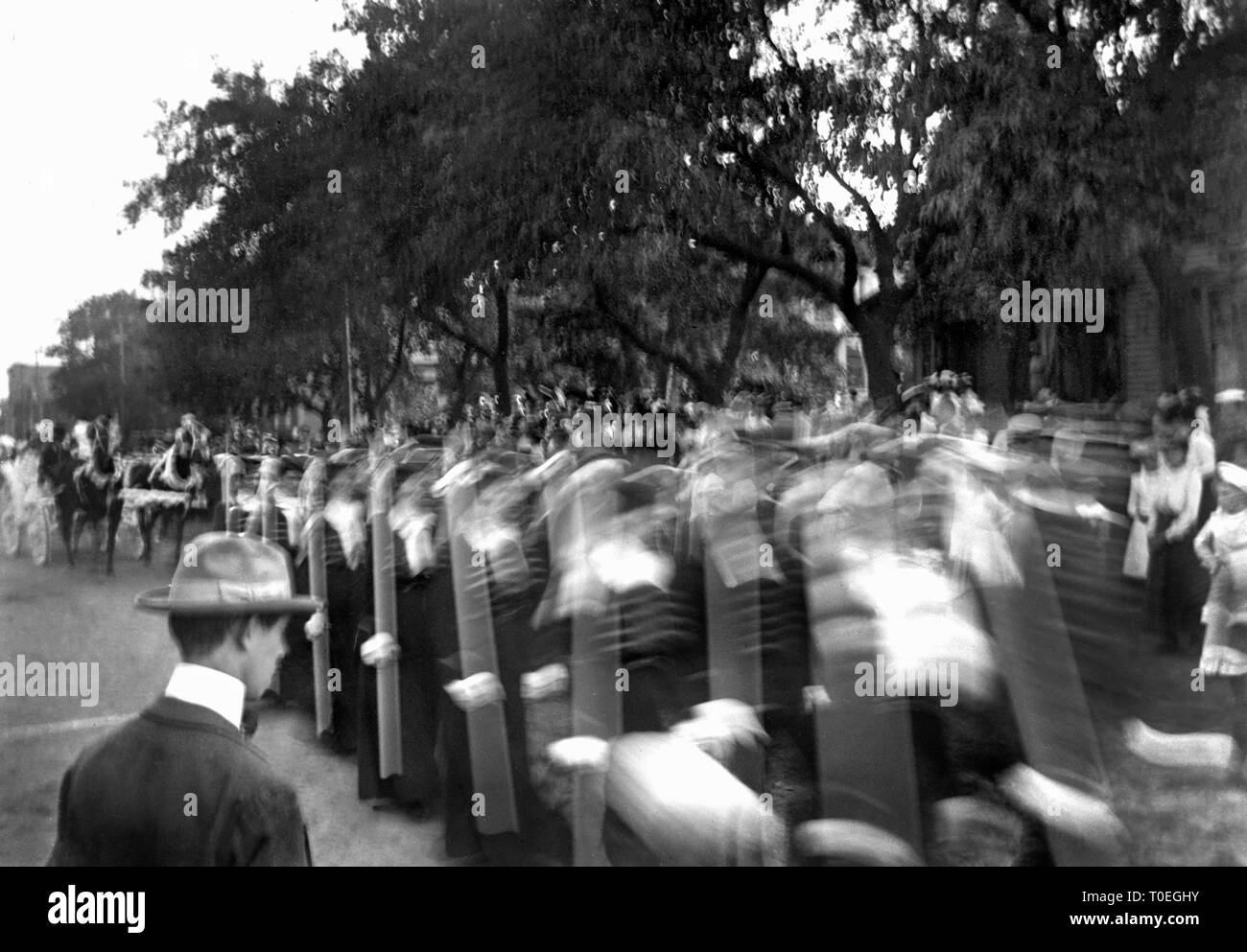 Parade frequentatori guardare come un gruppo di uomini vestiti come guerra rivoluzionaria soldati passa all'inizio del XX secolo, ca. 1905. Foto Stock