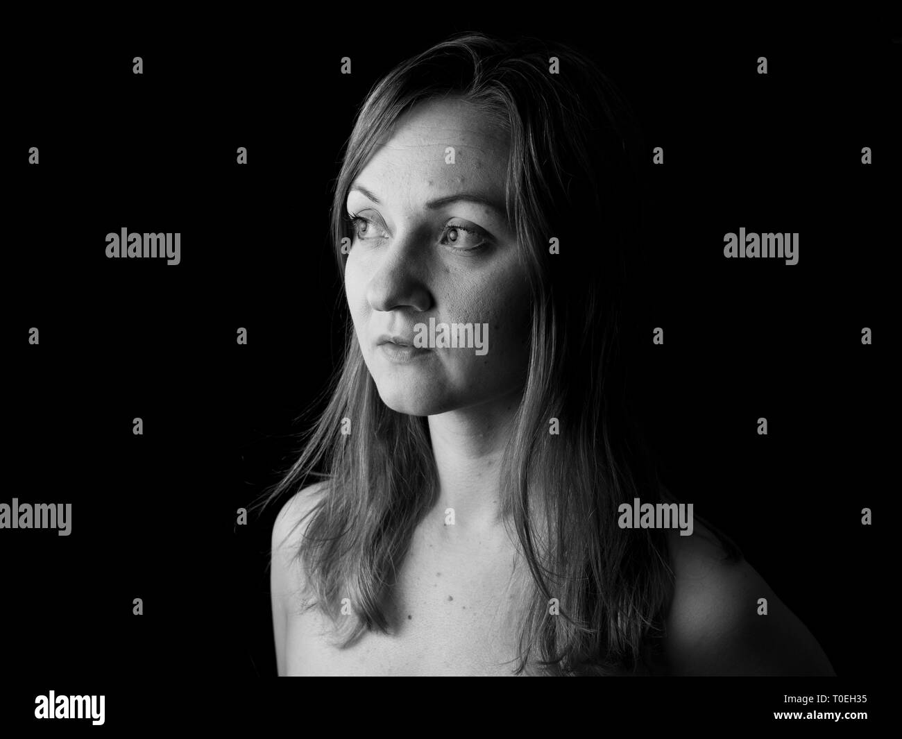 Giovane donna che mostra Expresion Black & White isolato Foto Stock