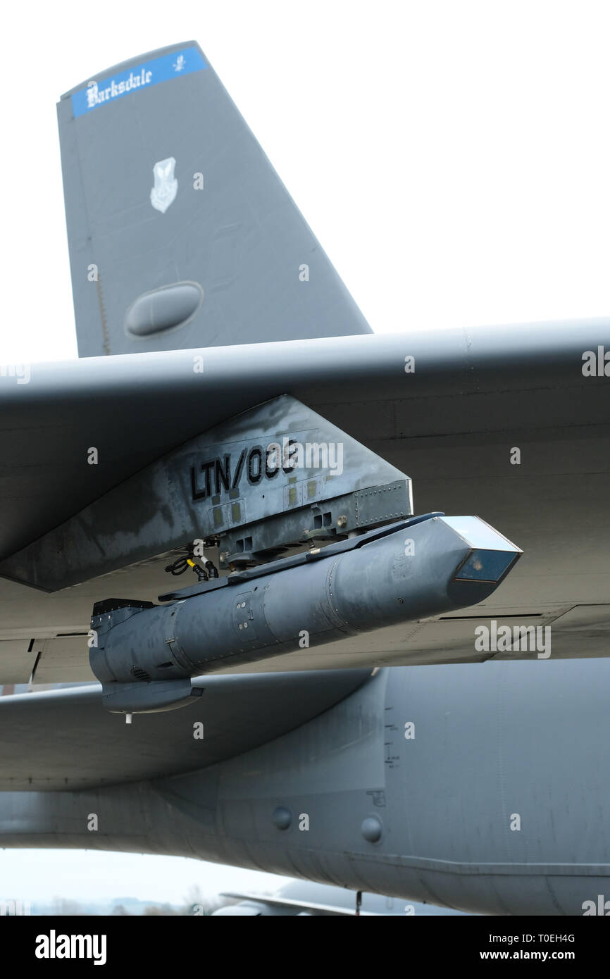 La Lockheed Martin pod SNIPER utilizzato per l'identificazione di bersaglio e di precise indicazioni sulle armi visto montato su un USAF Boeing B-52H bombardiere strategico nel 2019 Foto Stock