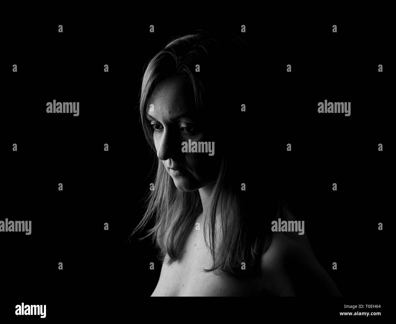 Giovane donna che mostra Expresion Black & White isolato Foto Stock