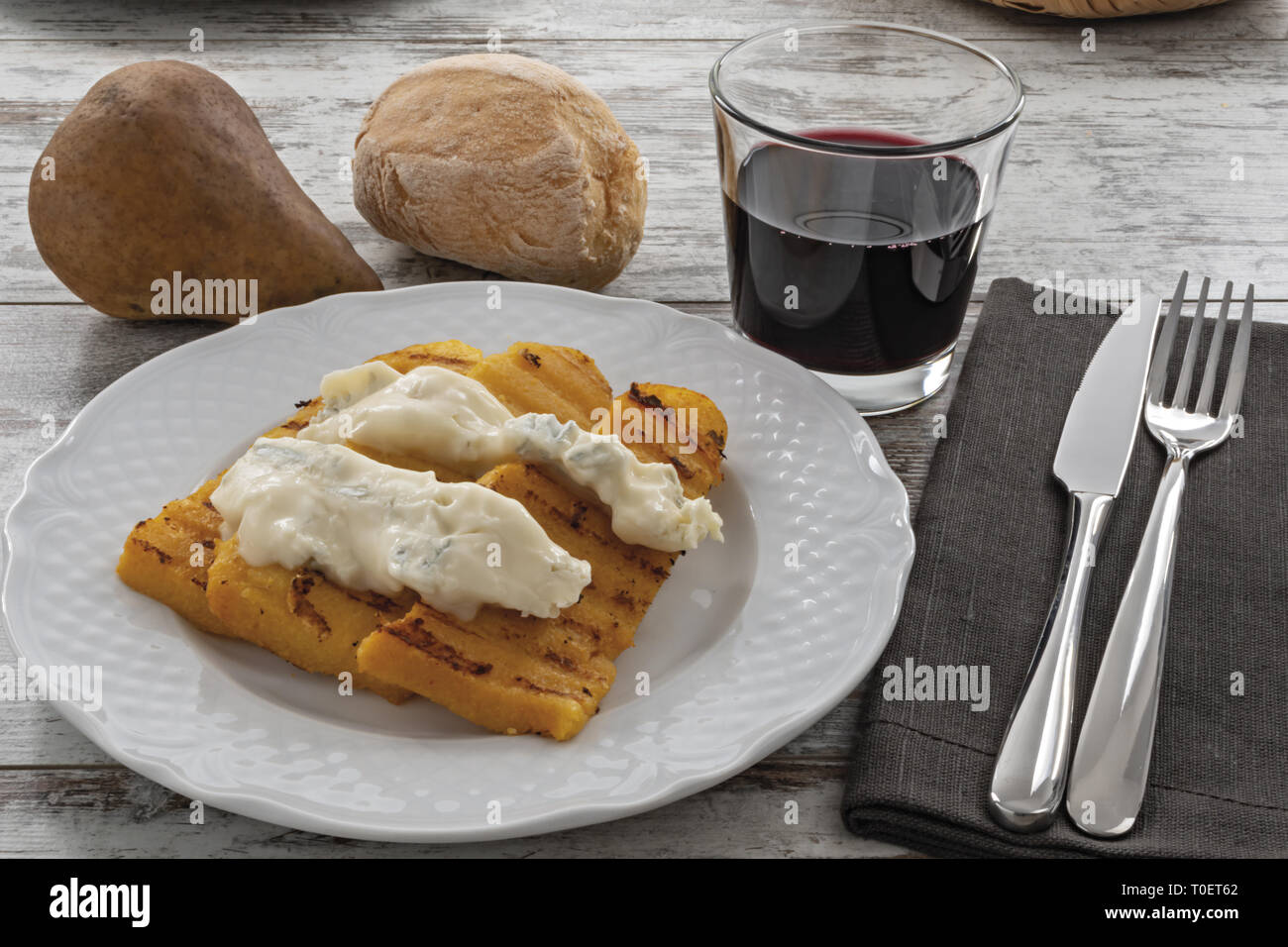 Piatto con polenta e formaggio gorgonzola Foto Stock