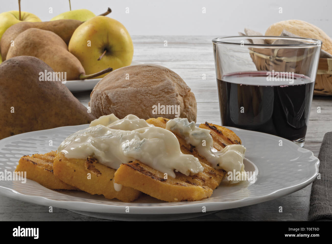 Piatto con polenta e formaggio gorgonzola fronte Foto Stock