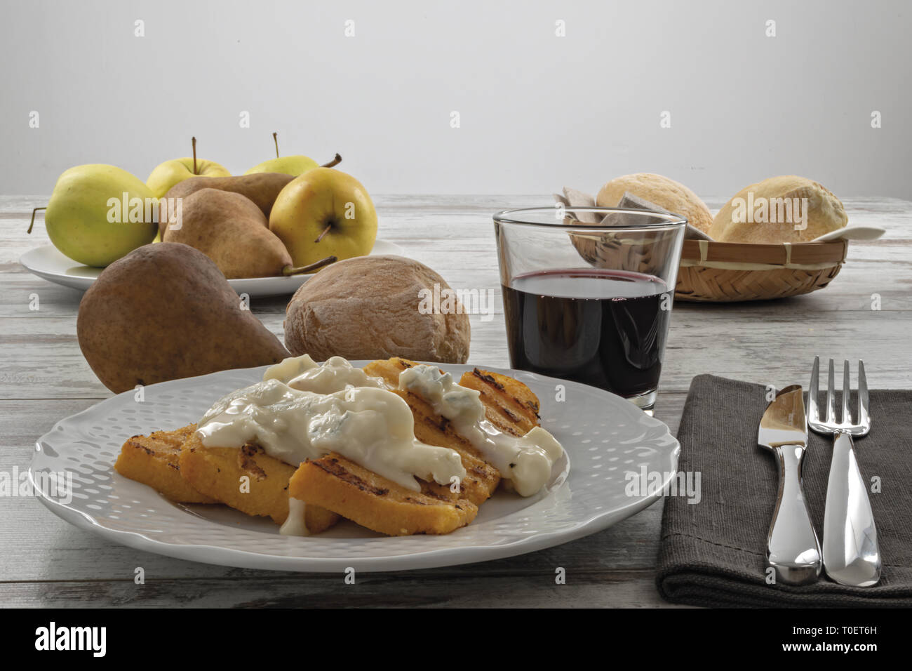 Piatto con polenta e formaggio gorgonzola fronte altra vista Foto Stock
